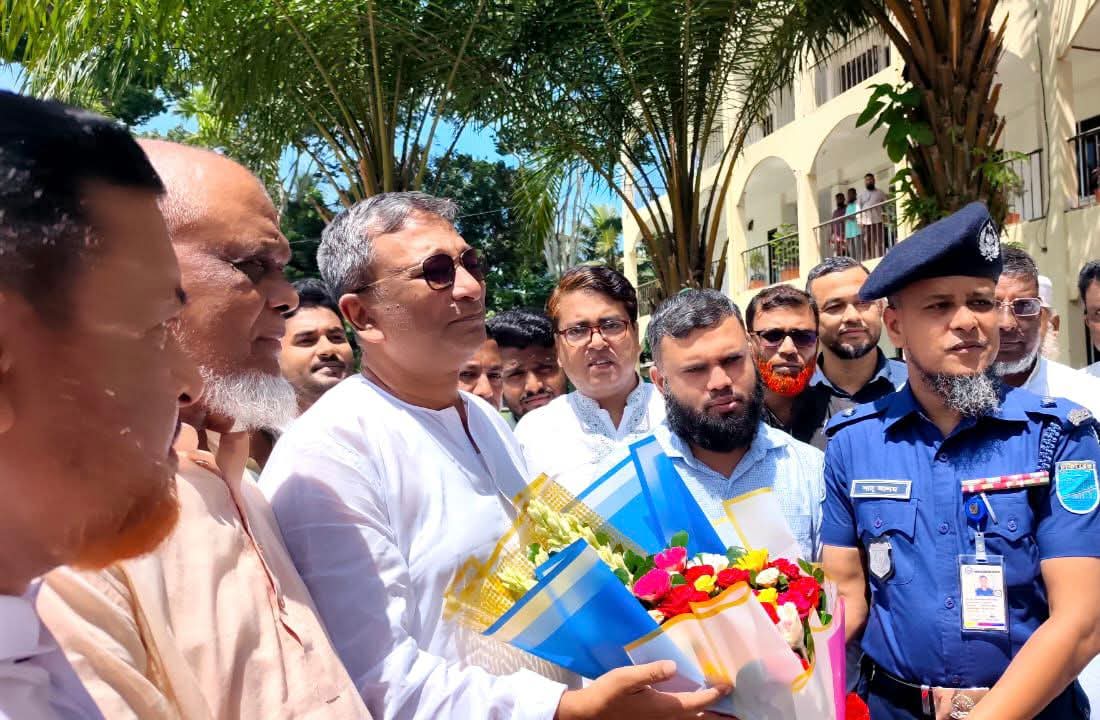 হাইমচরে নবাগত ইউএনও ও ওসির পক্ষ থেকে এমপি শেখ ফরিদ আহম্মেদ মানিককে ফুলেল সংবর্ধনা