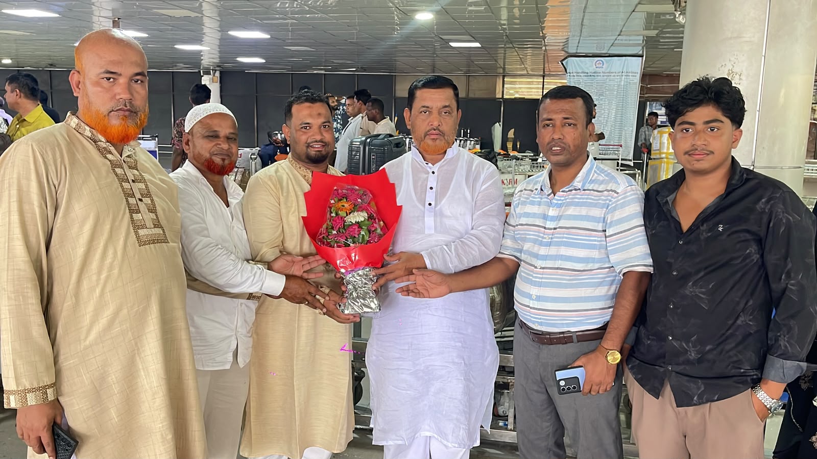 পবিত্র ওমরাহ শেষে দেশে ফিরলেন হাইমচর উপজেলা বিএনপির সাধারণ সম্পাদক শফিক পাটওয়ারী, বিমানবন্দরে ফুলেল সংবর্ধনায় সিক্ত